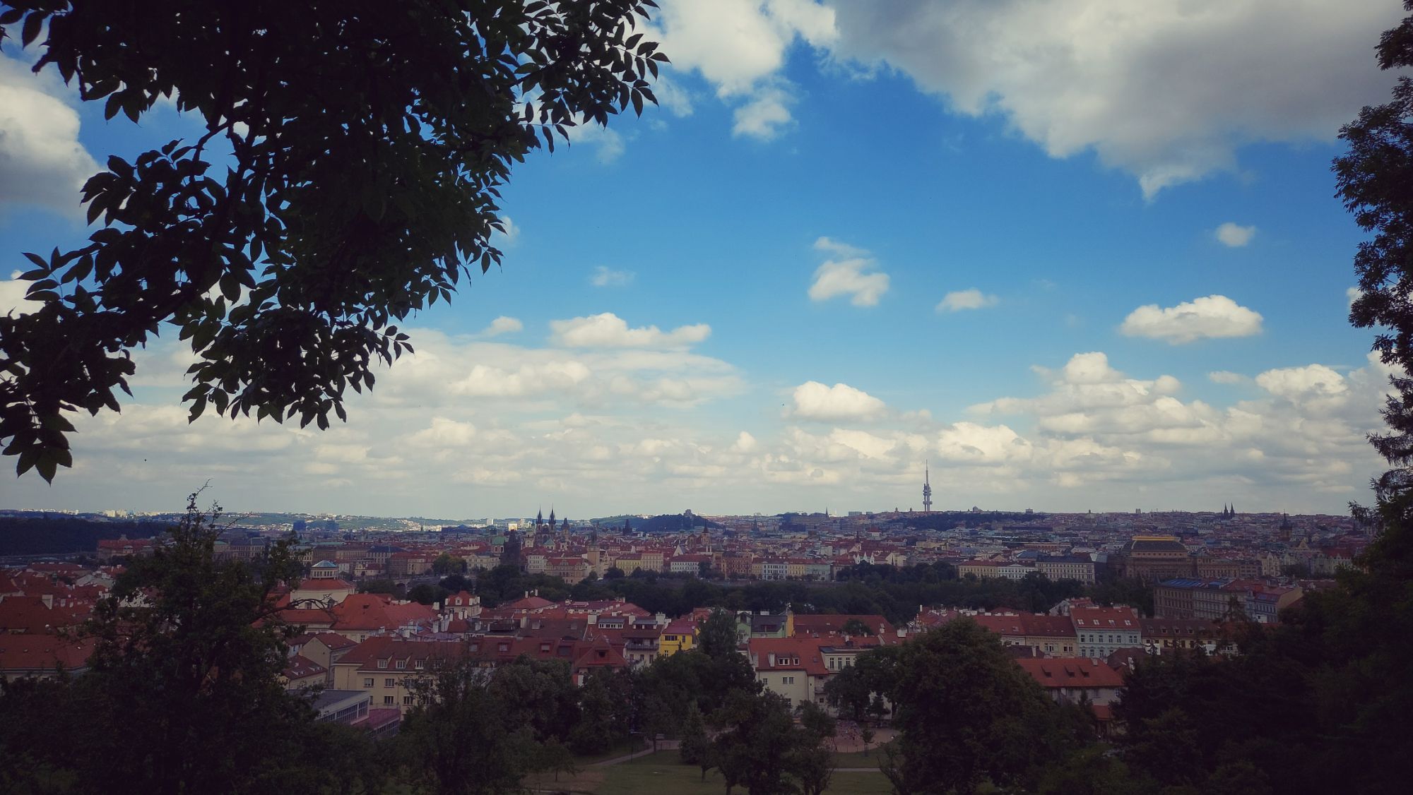 Blick über die Dächer von Prag in Richtung Fernsehturm