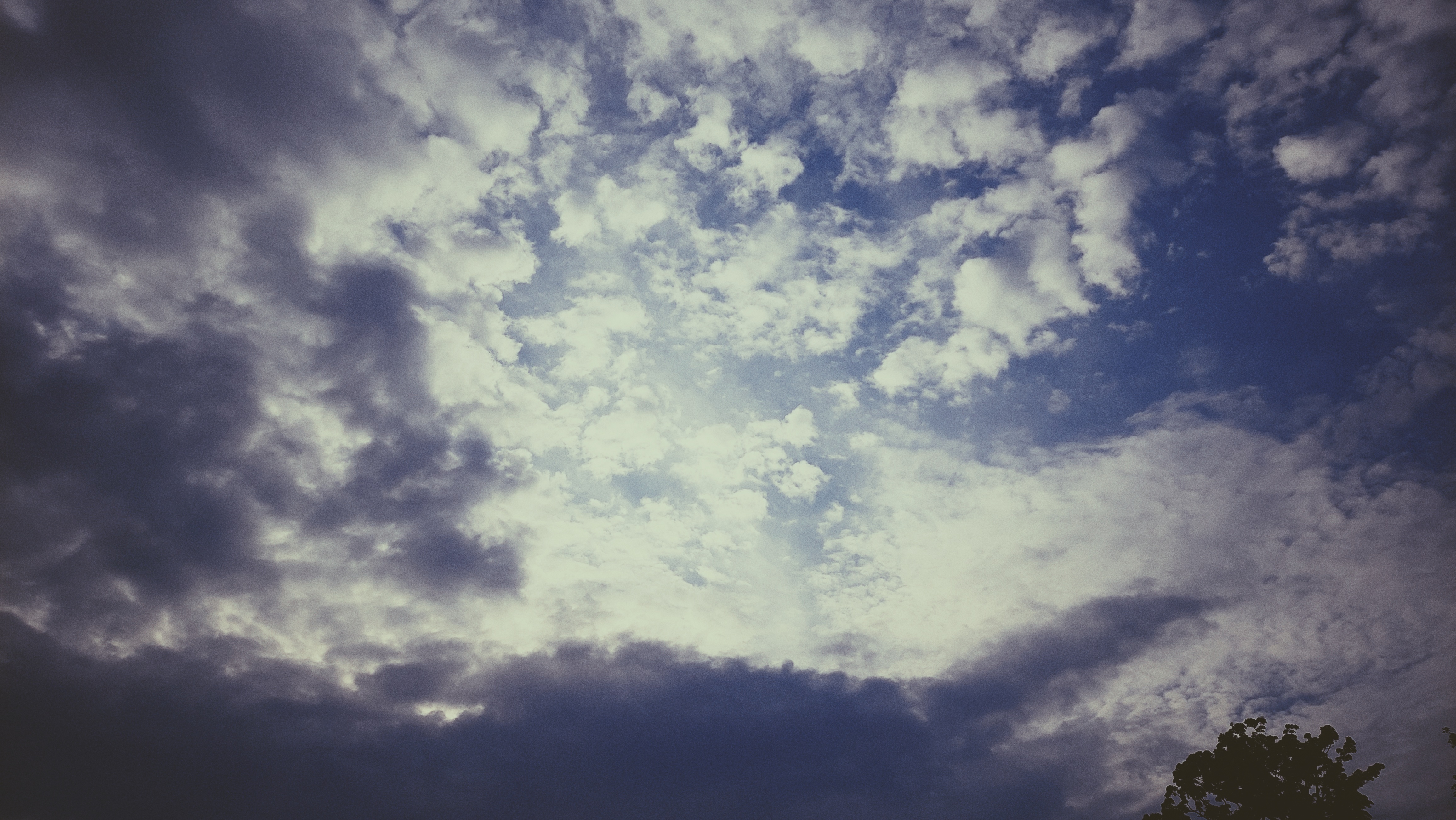 Weißgraue Wolken an einem verschieden blauen Himmel